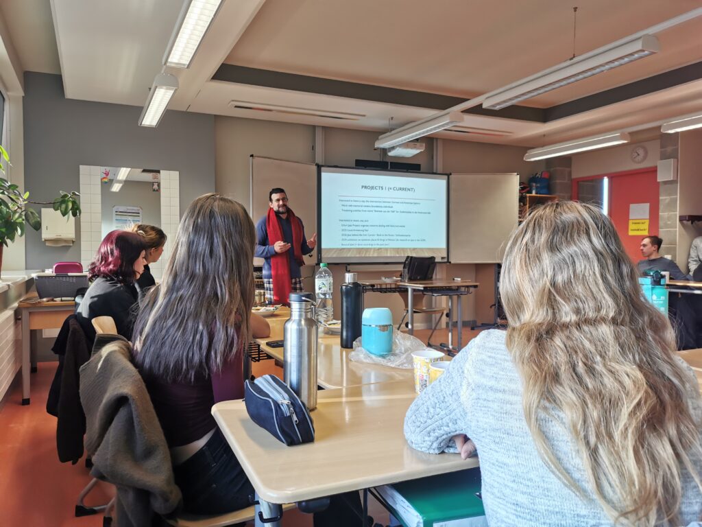 Christopher Forlini zu Besuch im Englisch eA-Kurs
(Quelle: eigene Aufnahme)